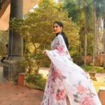 Swasika Instagram - Just some floral saree Vibes !🌸 Makeup : @rosepetalsbridalmakeup Styling : @rashmimuraleedharan Saree : @rashmi.muraleedharan Blouse : @ladies_planet_ #swasika #swasikavj #redcarpet #amritatv #malayalamactress #floralsareelove #sareelove #saree
