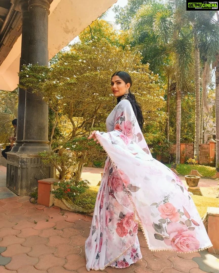 Swasika Instagram - Just some floral saree Vibes !๐ธ Makeup : @rosepetalsbridalmakeup Styling : @rashmimuraleedharan Saree : @rashmi.muraleedharan Blouse : @ladies_planet_ #swasika #swasikavj #redcarpet #amritatv #malayalamactress #floralsareelove #sareelove #saree