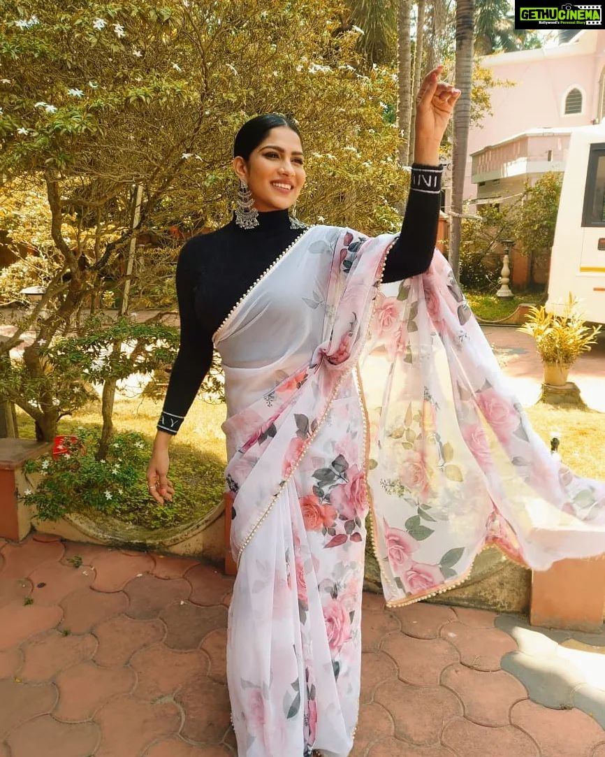 Swasika Instagram - Just some floral saree Vibes !๐ธ Makeup : @rosepetalsbridalmakeup Styling : @rashmimuraleedharan Saree : @rashmi.muraleedharan Blouse : @ladies_planet_ #swasika #swasikavj #redcarpet #amritatv #malayalamactress #floralsareelove #sareelove #saree