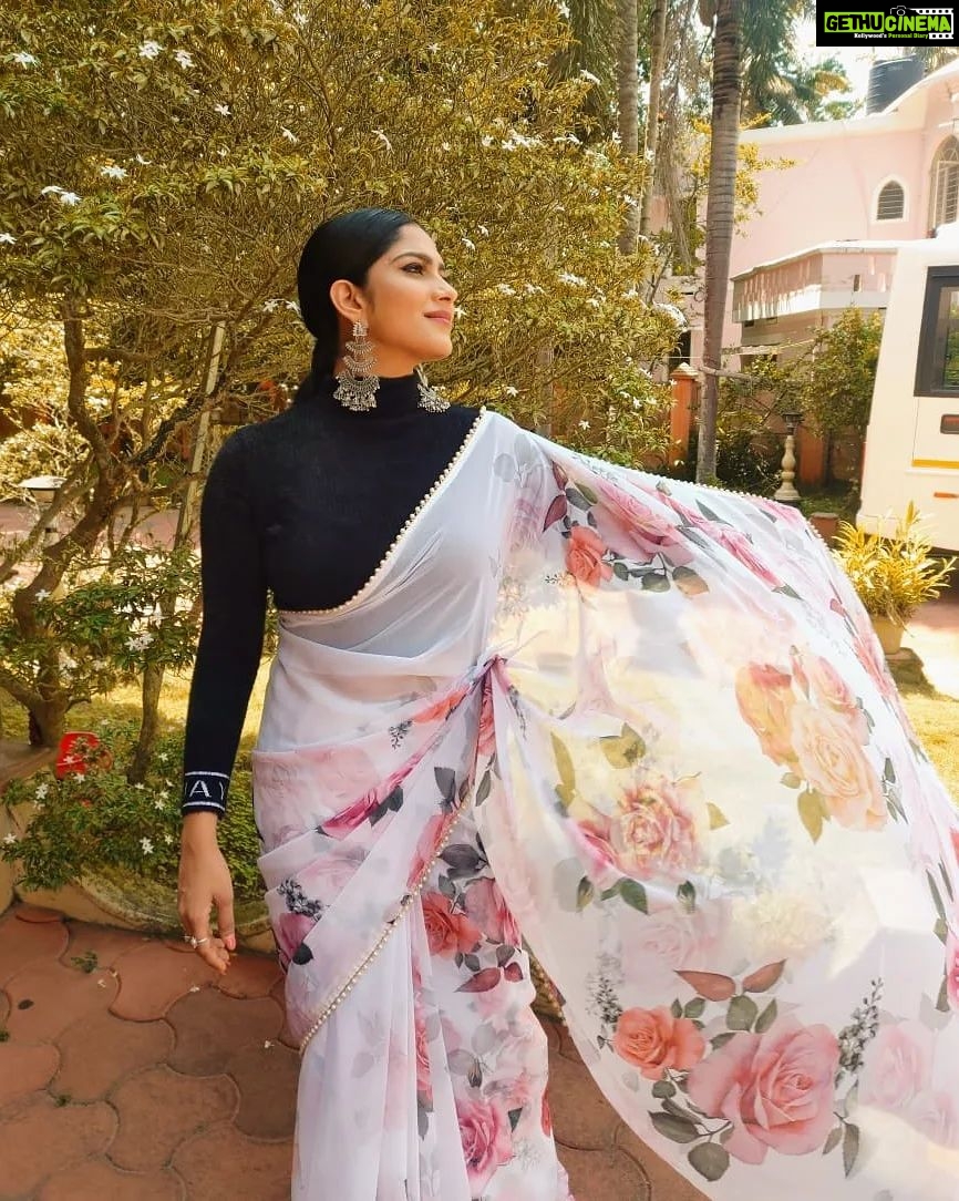 Swasika Instagram - Just some floral saree Vibes !๐ธ Makeup : @rosepetalsbridalmakeup Styling : @rashmimuraleedharan Saree : @rashmi.muraleedharan Blouse : @ladies_planet_ #swasika #swasikavj #redcarpet #amritatv #malayalamactress #floralsareelove #sareelove #saree