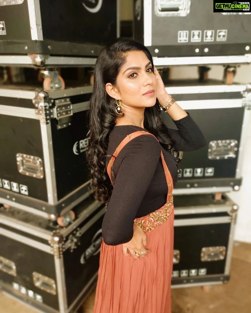 Swasika Instagram - Fortune favours the bold. Makeup : @rosepetalsbridalmakeup Styling : @rashmimuraleedharan Costume : @ladies_planet_ @ladies_planet_westerns_ Jewellery: @salato_kottakkal #swasika #swasikavj #moderndresses #westernwears #redcarpet #malayalamactress #southindianactress
