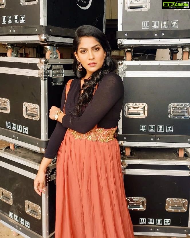 Swasika Instagram - Fortune favours the bold. Makeup : @rosepetalsbridalmakeup Styling : @rashmimuraleedharan Costume : @ladies_planet_ @ladies_planet_westerns_ Jewellery: @salato_kottakkal #swasika #swasikavj #moderndresses #westernwears #redcarpet #malayalamactress #southindianactress