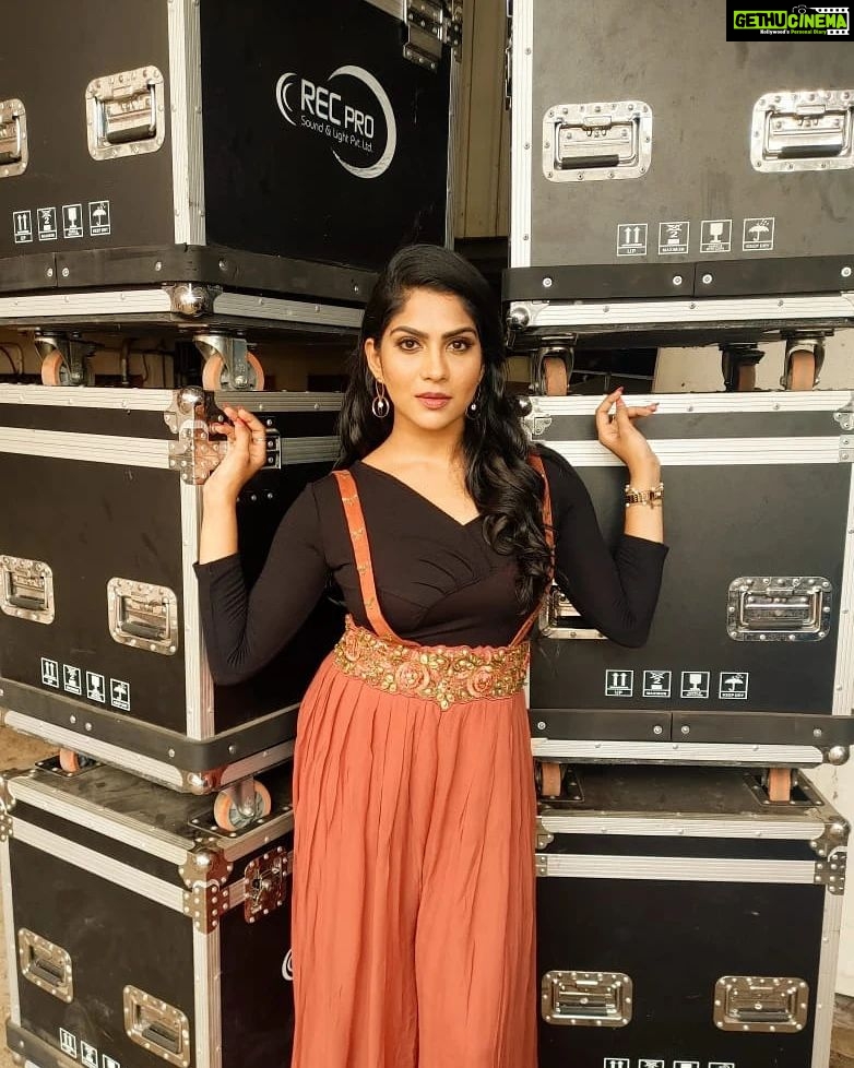 Swasika Instagram - Fortune favours the bold. Makeup : @rosepetalsbridalmakeup Styling : @rashmimuraleedharan Costume : @ladies_planet_ @ladies_planet_westerns_ Jewellery: @salato_kottakkal #swasika #swasikavj #moderndresses #westernwears #redcarpet #malayalamactress #southindianactress