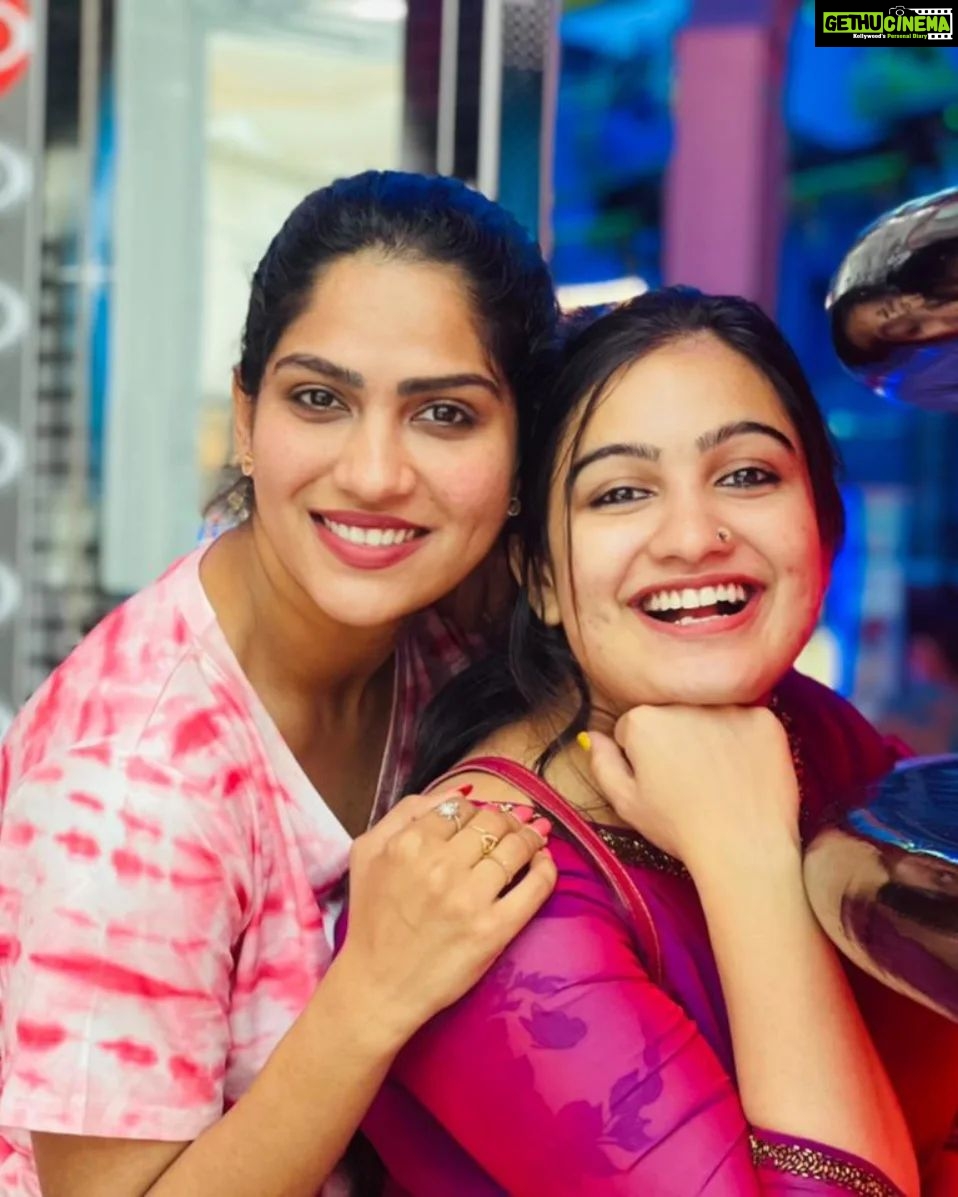 Swasika Instagram - A day out with bestie @manve_surendran_official_ filled with joys , laughter, food and shopping What more we girls could ask for ! Earring : @jays_jewelrycollection #swasikavj #swasika #swasikaactress #adayoutwithbestie #besties #manvesurendran #lulumall #lulumalltrivandrum