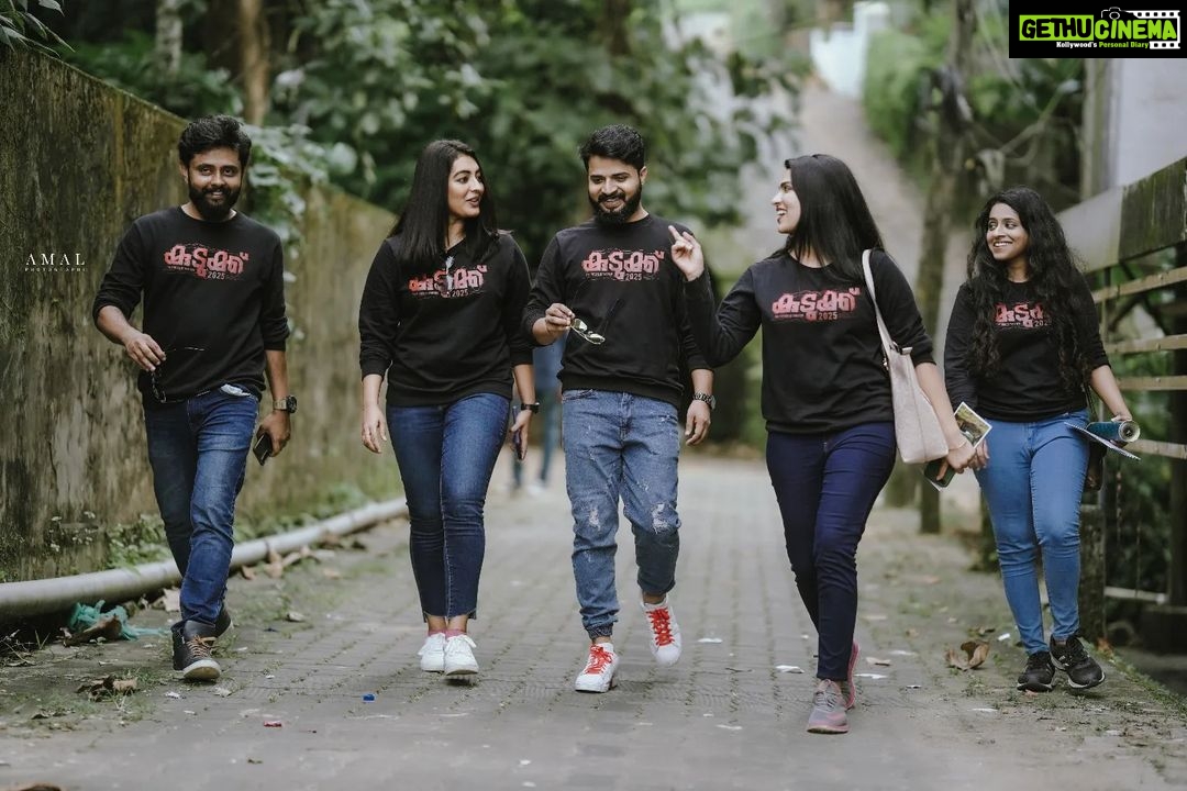 Swasika Instagram - The kudukku Team ! Captain of the ship @bilahari_experiments is missing in this pic ! @ram.mohan_ @durgakrishnaartist @s.v.krishnasankar @bhoomee_ Photo credits : @amal_photographi_ #thekudukku2025 #kudukku2025 #team