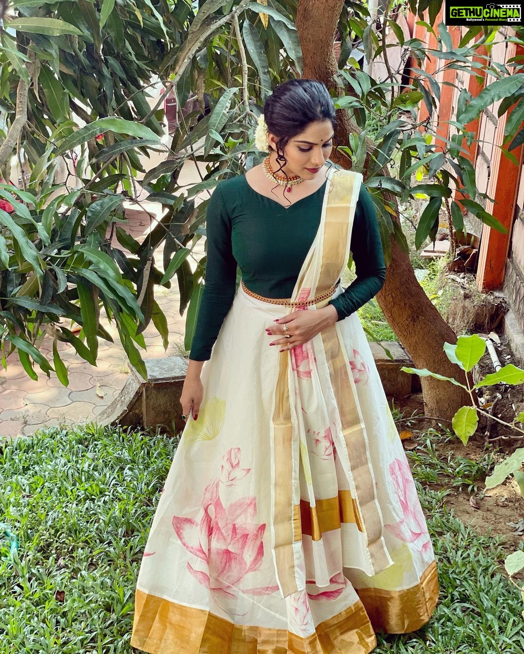 Swasika Instagram - Red carpet vishu special ๐ธ In Frame: @swasikavj Costume&styling: @rashmimuraleedharan Hair&makeup: @abilashchickumakeupartist Top: @zoul_designz Skirt &shawl: @turmerikofficial Coordination: @entertainmenttleo9 Jewellery: @salato_kottakkal #swasika #costumeandstyling #designer #stylist #malayalamactress #traditionallook #vishuspecial #green Amrita TV