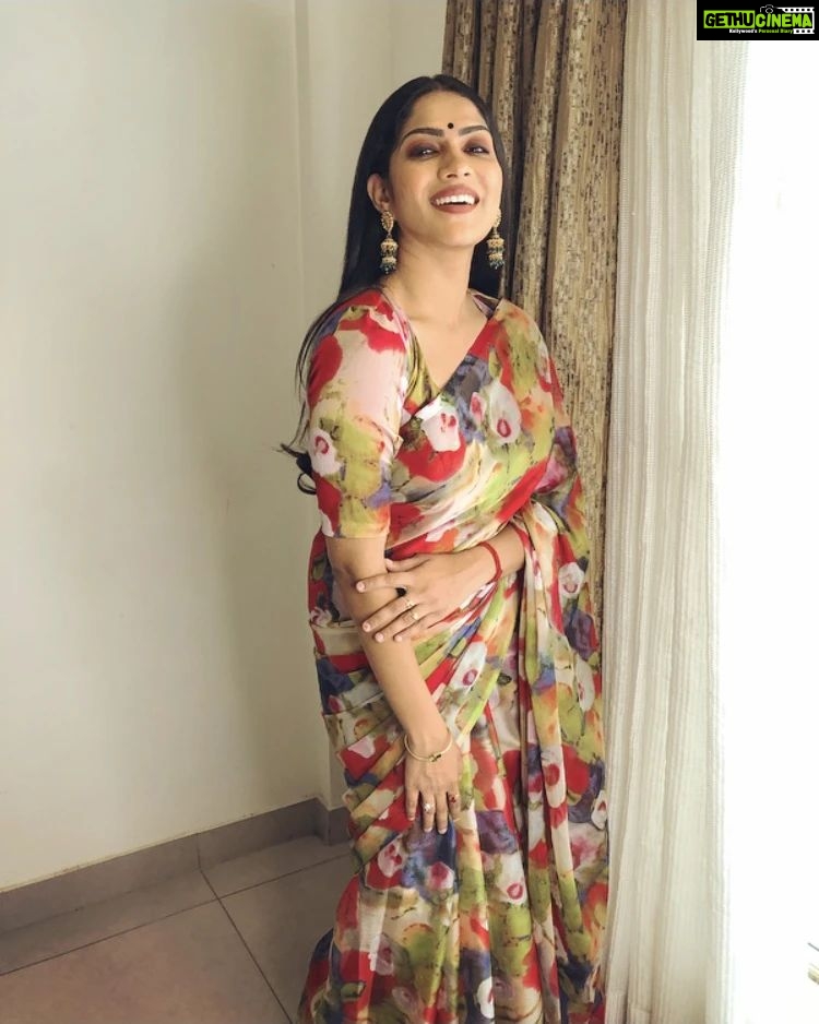 Swasika Instagram - I must have flowers, always and always." -Claude Monet Styling : @rashmimuraleedharan Makeup : @lilly_shaneesh_makeup Costume : @rashmi.muraleedharan #flowersorukodi #floralsaree #floralprints #swasikavj