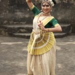 Swasika Instagram - Beautiful stills from the song Thaaruzhiyum from Aarattu . Happy to be a part of this movie . Photography @navin_murali #aarattu #mohanlal #lalettan #swasikavj #classicaldancer
