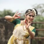 Swasika Instagram - Beautiful stills from the song Thaaruzhiyum from Aarattu . Happy to be a part of this movie . #aarattu #mohanlal #lalettan #swasikavj #classicaldancer Photography @navin_murali