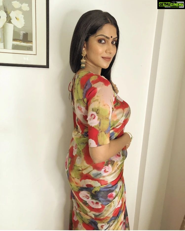 Swasika Instagram - I must have flowers, always and always." -Claude Monet Styling : @rashmimuraleedharan Makeup : @lilly_shaneesh_makeup Costume : @rashmi.muraleedharan #flowersorukodi #floralsaree #floralprints #swasikavj