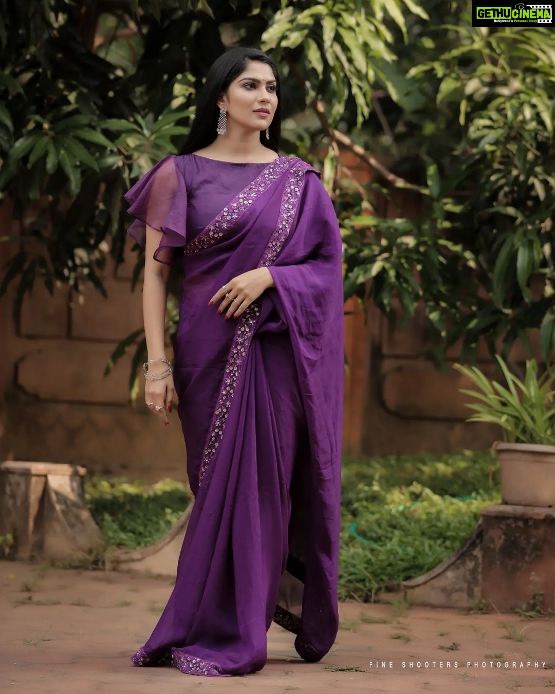 Swasika Instagram - A garden of purple is always in bloom . Makeup : @abilashchickumakeupartist Stylist : @rashmimuraleedharan Costume : @zoul_designz Ornaments : @salato_kottakkal Photography: @abi_fine_shooters #swasika #swasikavj #sareelove #purple #purplelove #malayalamactress