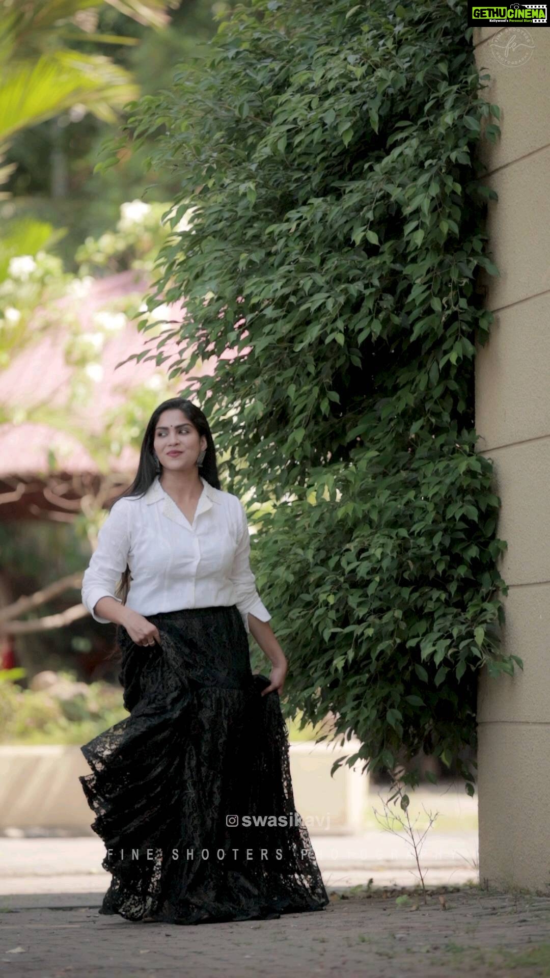 Swasika Instagram - Meri har mann mani bas tum tak ❣ Video credits : @abi_fine_shooters Costume : @swapnamanthra #tumtak #bastumtak #raanjhanaa #dhanush #dhanushsongs #sonamkapoor #favouritesong #justreeling #trendingreels #swasikavj #swasikavijay