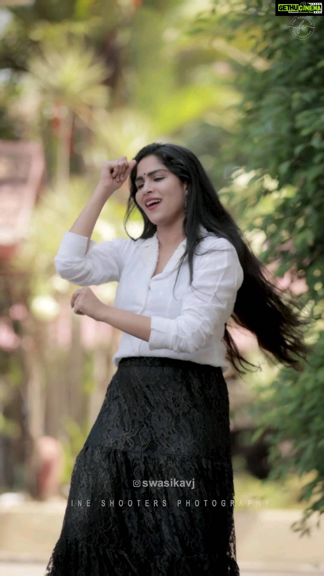 Swasika Instagram - Grooving to malayalis own evergreen disco song ✌ Costume : @swapnamanthra Video credits : @abi_fine_shooters #swasikavj #swasikavijay #ullasapoothirikal #disco #grooves #reelitfeelit #reelslove #dancelove #trending #trendingreels #malayalamevergreen #morningreels