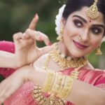 Swasika Instagram - Chennai Senthamizh dance by Swasika #redfmmalayalam #swayamvarasilks #glamnglitz #makeover #dancereel #keralabride #keralabrides #swasika #swasikavj #sareefashion #bridalwear #weddingdress #keralaattire #ethnicjewellery #classywomen #keralatradition #chennaisenthamizh