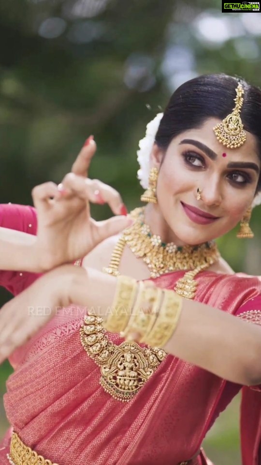 Swasika Instagram - Chennai Senthamizh dance by Swasika #redfmmalayalam #swayamvarasilks #glamnglitz #makeover #dancereel #keralabride #keralabrides #swasika #swasikavj #sareefashion #bridalwear #weddingdress #keralaattire #ethnicjewellery #classywomen #keralatradition #chennaisenthamizh