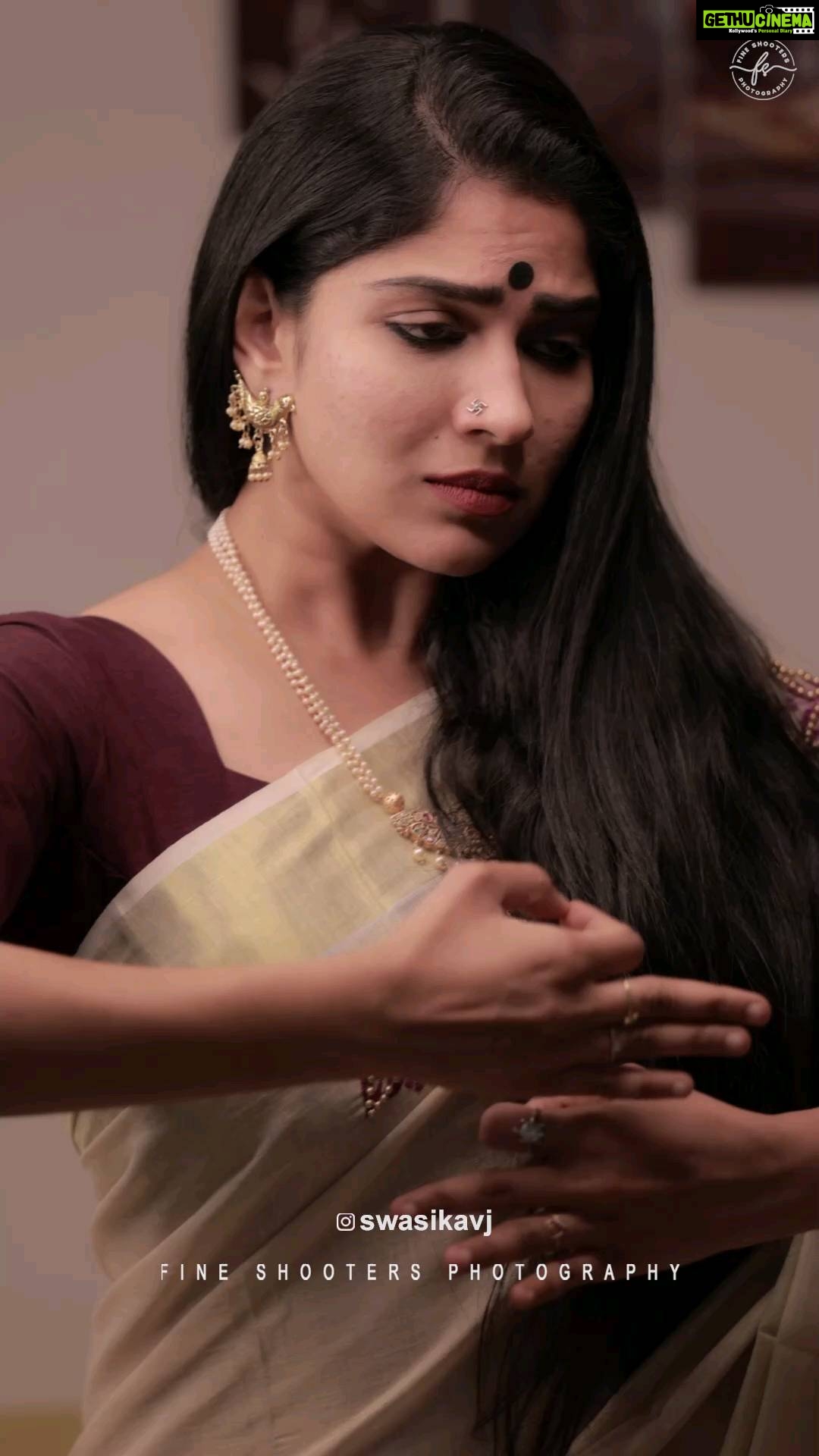 Swasika Instagram - Uyire 🥰 Video credits : @abi_fine_shooters Thank u @arya_parvathi for this choreography #swasikavj #swasika #minnalmurali #tovinothomas #netflix #shaanrahman #gurusomasundaram #minnalshibu #basiljoseph