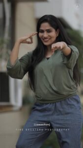 Swasika Instagram - Trending with the #kachabadam grooves !

Videography: @abi_fine_shooters

#swasika #swasikavj #swasikavijay
#boi #creators #kachabadam
#trending #reelitfeelit #dancelove #trendingdance