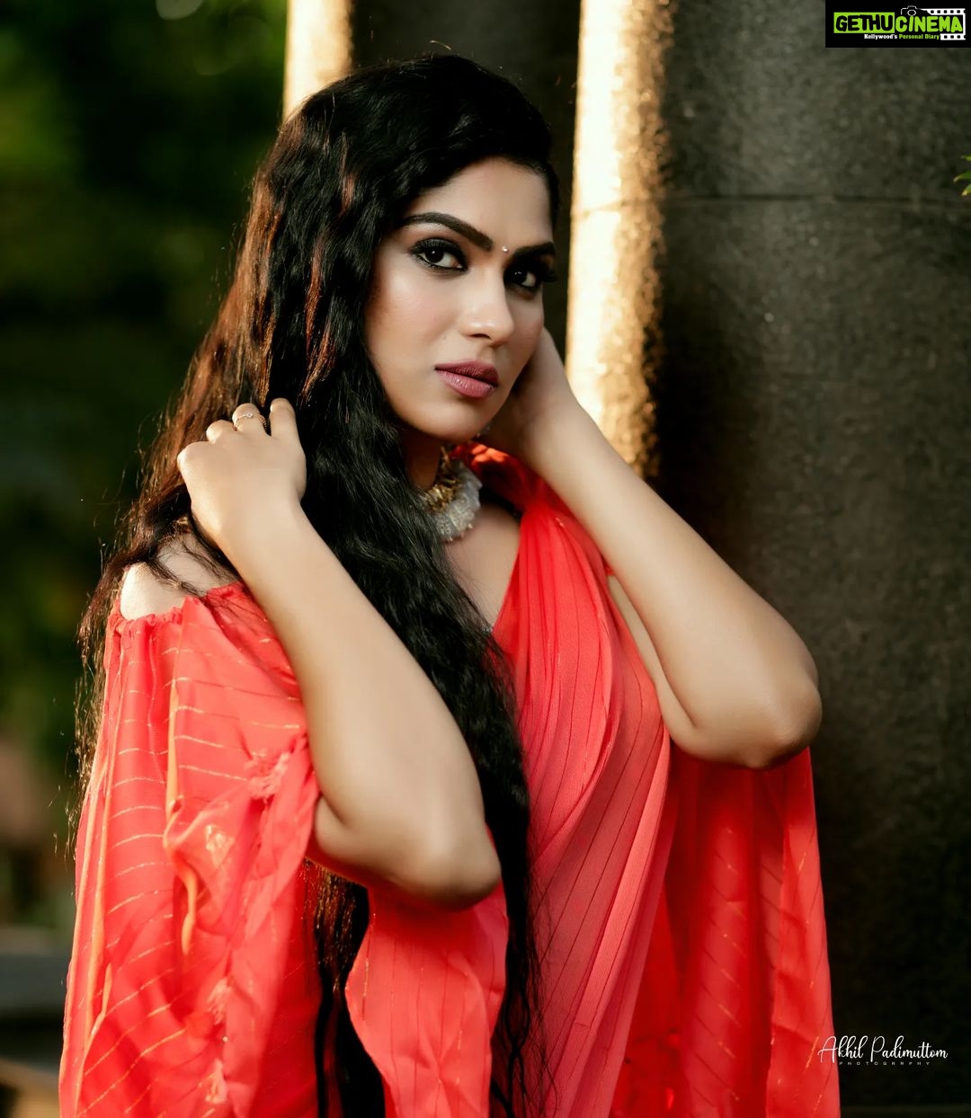 Swasika Instagram - People will stare. Make it worth their while. MUA- @mukeshmuralimakeover 📸- @akhil_photography_tvm . . . . . . #swasikavj #swasikalovers #swasikafans #swasikavijay #swasikaphotoshoot #redcarpet #mukeshmuralimakeup #mukeshmuralimakeover #mukeshmuralimakeovers#celebritymakeup #southindianactress @preethaneelambari @swasikafan_2000 @swasikafanpage @amala__rahul @swasi_an