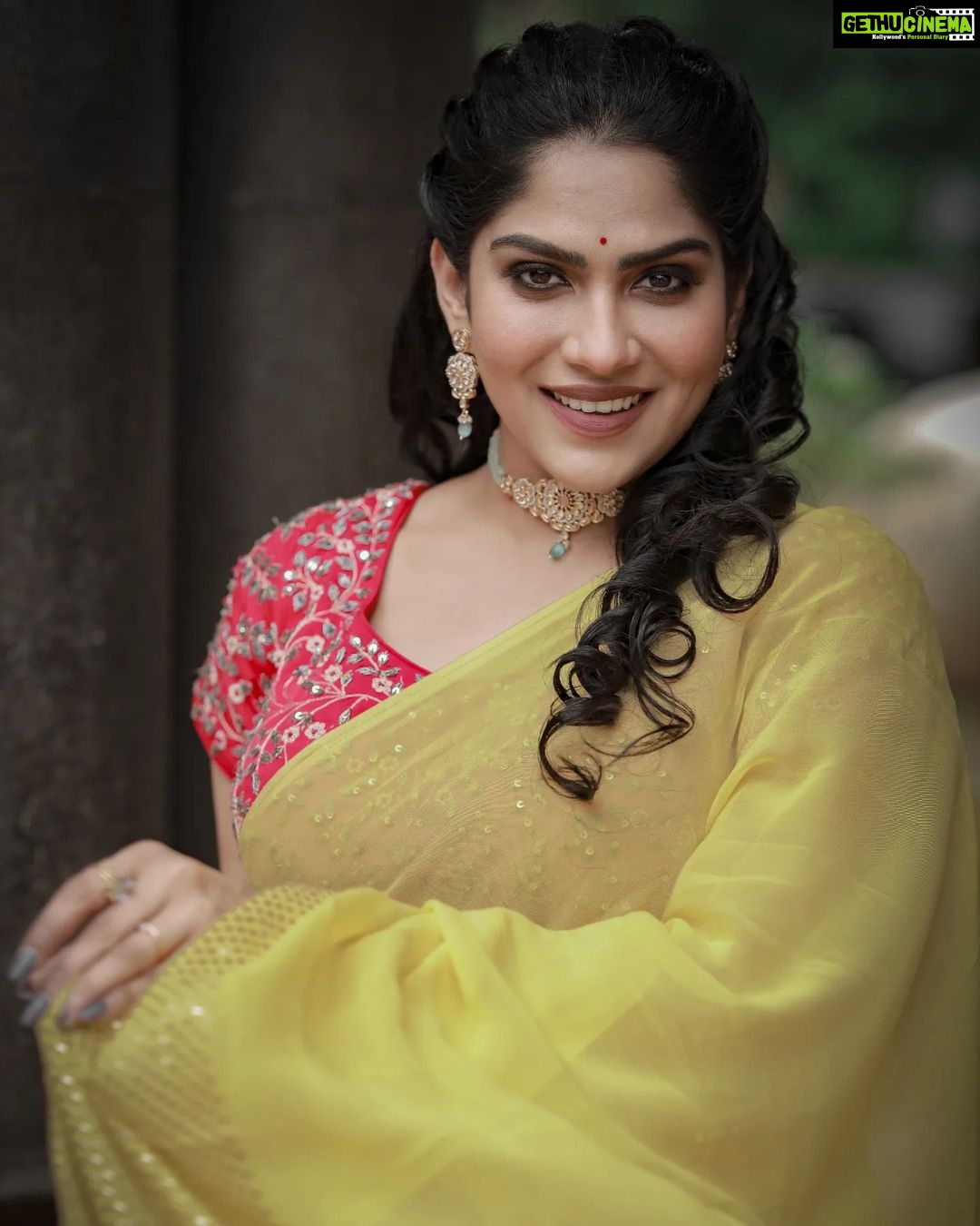 Swasika Instagram - When the wind played along with the drape and poses. Mua : @rosepetalsbridalmakeup Stylist : @rashmimuraleedharan Photographer @reshma_photography Saree : @ladies_planet_ Jewellery: @ladies_planet_rental_jewellery #swasika #swasikavj #yellowdrape #yellowlove #drapelove #sareelove #amritatv #redcarpet