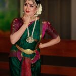 Swasika Instagram – It is an immense happiness to any classical dancer to perform at soorya festival.
This was my first performance at soorya festival and I thank all my gurus for training me to reach such a platform.
This performance will always remain special to me.
Photography: @dulkifil_photography
Stylist @nithinju 

#swasika #swasikavj #classicaldancer #sooryfestival #sooryakrishnamoorthy