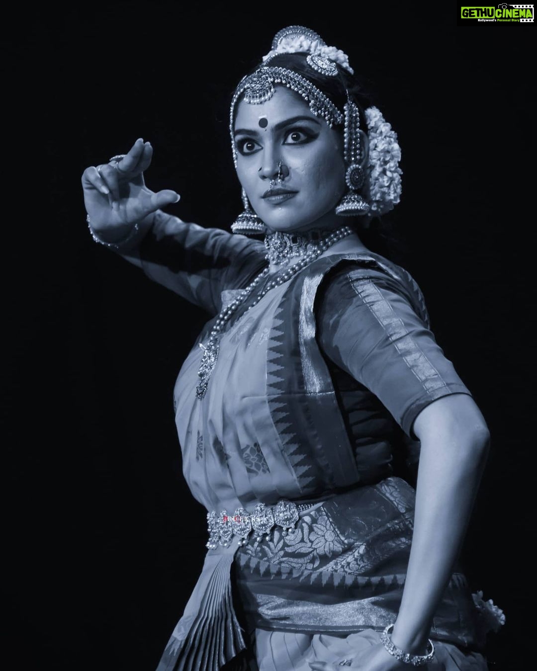 Swasika Instagram - It is an immense happiness to any classical dancer to perform at soorya festival. This was my first performance at soorya festival and I thank all my gurus for training me to reach such a platform. This performance will always remain special to me. #swasika #swasikavj #classicaldancer #sooryfestival #sooryakrishnamoorthy