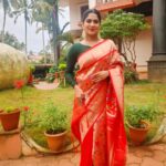 Swasika Instagram - When you are wearing a saree , it is all about how much you adore yourself , more than the drape . Styling: @rashmimuraleedharan HMuA : @rosepetalsbridalmakeup Saree: @the_drape_studio Blouse: @zoul_designz Earring: @ladies_planet_rental_jewellery #swasikavj #swasika #malayalamactress #redcarpet #drapeday