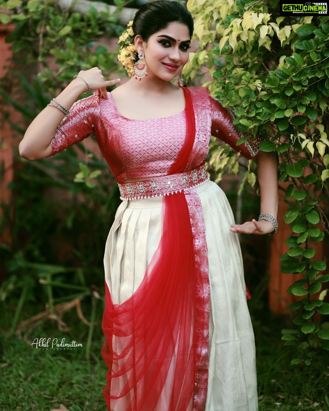Swasika Instagram - Share your smile with the world. It’s a symbol of friendship and peace. Makeup: @mukeshmuralimakeover Costume : @minnaram_designer_boutique Stylist : @nithinju Photography: @akhil_photography_tvm #swasika #swasikavj