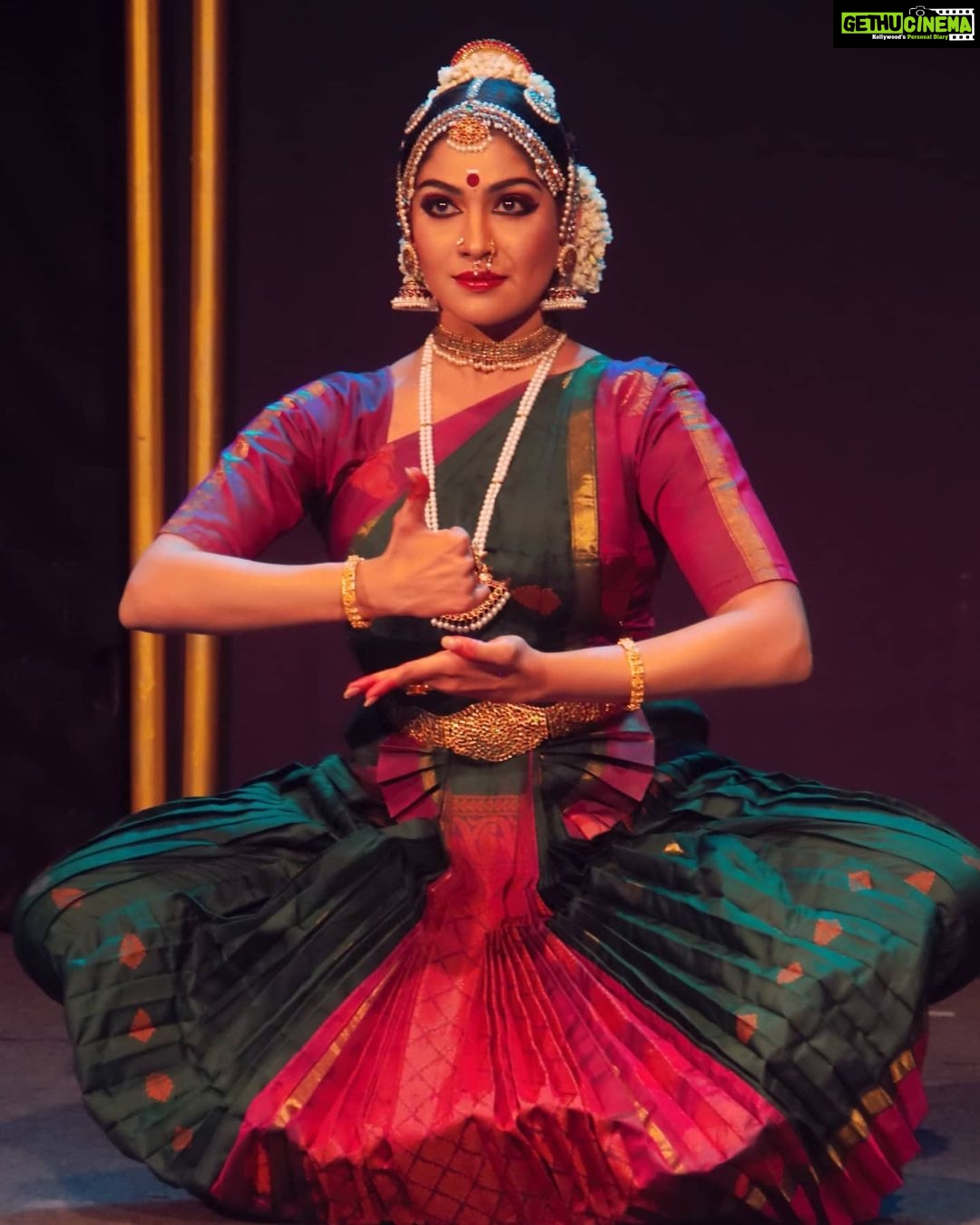 Swasika Instagram - It is an immense happiness to any classical dancer to perform at soorya festival. This was my first performance at soorya festival and I thank all my gurus for training me to reach such a platform. This performance will always remain special to me. Photography: @srees_fotography #swasika #swasikavj #classicaldancer #sooryfestival #sooryakrishnamoorthy