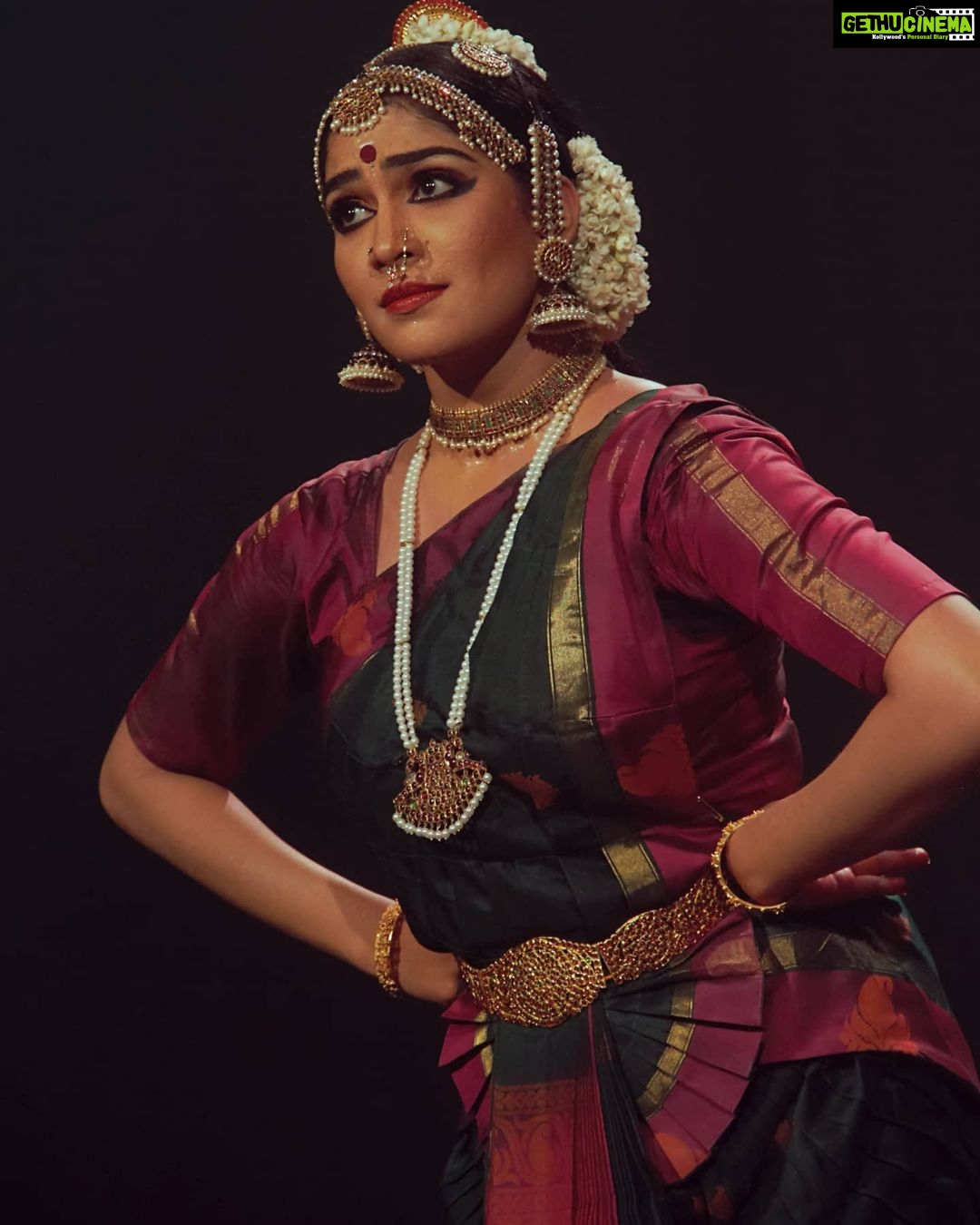 Swasika Instagram - It is an immense happiness to any classical dancer to perform at soorya festival. This was my first performance at soorya festival and I thank all my gurus for training me to reach such a platform. This performance will always remain special to me. Photography: @srees_fotography #swasika #swasikavj #classicaldancer #sooryfestival #sooryakrishnamoorthy