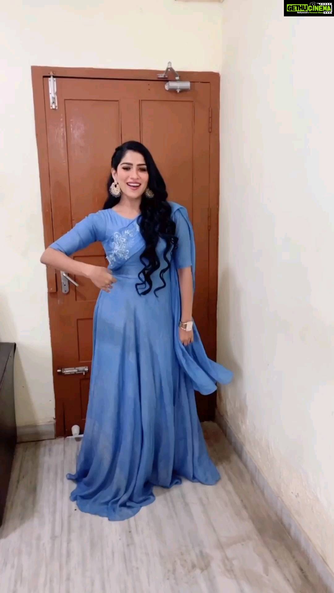 Swasika Instagram - Reeling with the trend ! Makeup : @abilashchickumakeupartist Costume: @thanuzbridalboutique #sajnaa #swasika #swasikavj #baadshaah #trending
