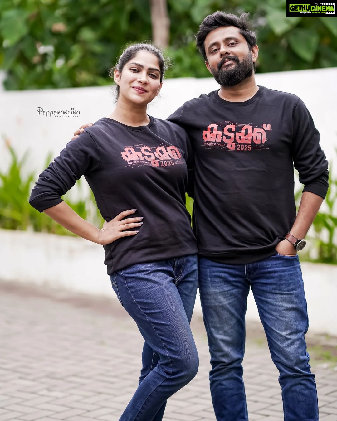Swasika Instagram - കാത്തിരിപ്പുകൾക്ക് വിരാമം. വേറിട്ട ചലച്ചിത്ര അനുഭവം 'കുടുക്ക് 2025' മൂവി പ്രമോഷൻ ആരംഭിച്ചു.. കാത്തിരിക്കാം പുതിയ ആസ്വാദനത്തിന്റെ കുടുക്കഴിയാനായി.. My Privacy is my Right! Unlock from #kudukku2025 Kudukku T-Shirt from @zakers_clothing Associated by : @akhilog Photography : @beniveesjo@arun_manuel_ Marketing : @theninestock @kudukku2025_movie @bilahari_experiments @s.v.krishnasankar @ram.mohan_ @durgakrishnaartist @shinetomchacko_official @ajuvarghese #kudukku2025 #malayalammovie #myprivacyismyright