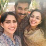 Swasika Instagram - Happy faces of 2022😍 First selfie of 2022 from the sets of Autorickshakarante bharya . @surajvenjaramoodu and @annaugustiine #firstselfie #autorickshakarantebharya #swasika #surajvenjaramoodu #annaugustine #shoottime