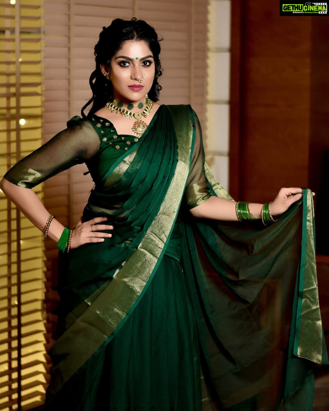 Swasika Instagram - Greens are always for the fresh start and here is my adieu to this year and all styled up to welcome the new year ! Happy New Year 🥰 Makeup : @abilashchickumakeupartist Costume : @aalaadesigners Styling : @nithinju Choker and Stud : @kaya_online_ Photography: @dulkifil_photography #swasikavj #swasika #greenlove #happynewyear