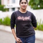 Swasika Instagram - കാത്തിരിപ്പുകൾക്ക് വിരാമം. വേറിട്ട ചലച്ചിത്ര അനുഭവം 'കുടുക്ക് 2025' മൂവി പ്രമോഷൻ ആരംഭിച്ചു.. കാത്തിരിക്കാം പുതിയ ആസ്വാദനത്തിന്റെ കുടുക്കഴിയാനായി.. My Privacy is my Right! Unlock from #kudukku2025 Kudukku T-Shirt from @zakers_clothing Associated by : @akhilog Photography : @beniveesjo@arun_manuel_ Marketing : @theninestock @kudukku2025_movie @bilahari_experiments @s.v.krishnasankar @ram.mohan_ @durgakrishnaartist @shinetomchacko_official @ajuvarghese #kudukku2025 #malayalammovie #myprivacyismyright