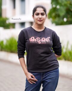 Swasika Instagram - കാത്തിരിപ്പുകൾക്ക് വിരാമം. വേറിട്ട ചലച്ചിത്ര അനുഭവം 'കുടുക്ക് 2025' മൂവി പ്രമോഷൻ ആരംഭിച്ചു.. കാത്തിരിക്കാം പുതിയ ആസ്വാദനത്തിന്റെ കുടുക്കഴിയാനായി.. My Privacy is my Right! Unlock from #kudukku2025 Kudukku T-Shirt from @zakers_clothing Associated by : @akhilog Photography : @beniveesjo@arun_manuel_ Marketing : @theninestock @kudukku2025_movie @bilahari_experiments @s.v.krishnasankar @ram.mohan_ @durgakrishnaartist @shinetomchacko_official @ajuvarghese #kudukku2025 #malayalammovie #myprivacyismyright