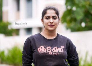 Swasika Instagram - കാത്തിരിപ്പുകൾക്ക് വിരാമം. വേറിട്ട ചലച്ചിത്ര അനുഭവം 'കുടുക്ക് 2025' മൂവി പ്രമോഷൻ ആരംഭിച്ചു.. കാത്തിരിക്കാം പുതിയ ആസ്വാദനത്തിന്റെ കുടുക്കഴിയാനായി.. My Privacy is my Right! Unlock from #kudukku2025 Kudukku T-Shirt from @zakers_clothing Associated by : @akhilog Photography : @beniveesjo@arun_manuel_ Marketing : @theninestock @kudukku2025_movie @bilahari_experiments @s.v.krishnasankar @ram.mohan_ @durgakrishnaartist @shinetomchacko_official @ajuvarghese #kudukku2025 #malayalammovie #myprivacyismyright