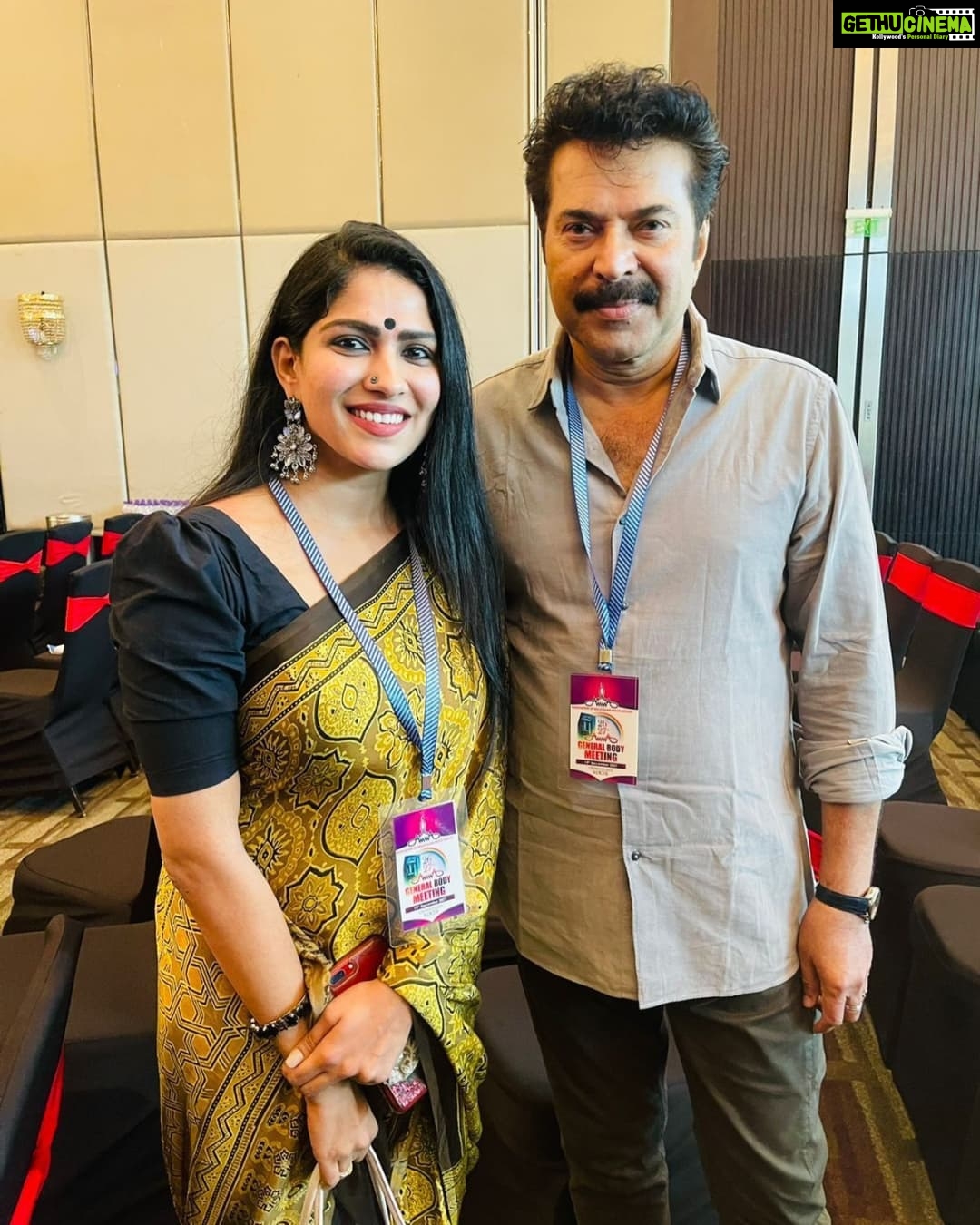 Swasika Instagram - AMMA meeting time and meeting my favourite @mammootty , @antonyperumbavoor , @anusree_luv , @surabhi_lakshmi #mammootty #ammameeting #mammookka #anusree #antonyperumbavoor #surabhilakshmi #swasikavj
