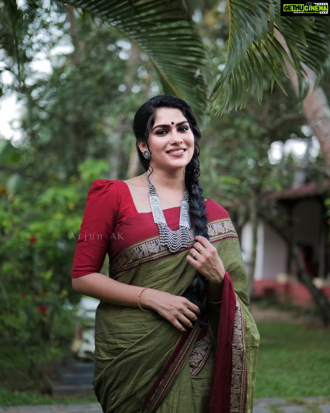 Swasika Instagram - Blending with the nature 💚 Throwback to promotion time of @keshueeveedintenaathan Saree : @the_house_of_handloom Makeup : @mukeshmuralimakeover Photography: @_arjun_a.k #swasikavj #swasika #swasikamalayalamactress
