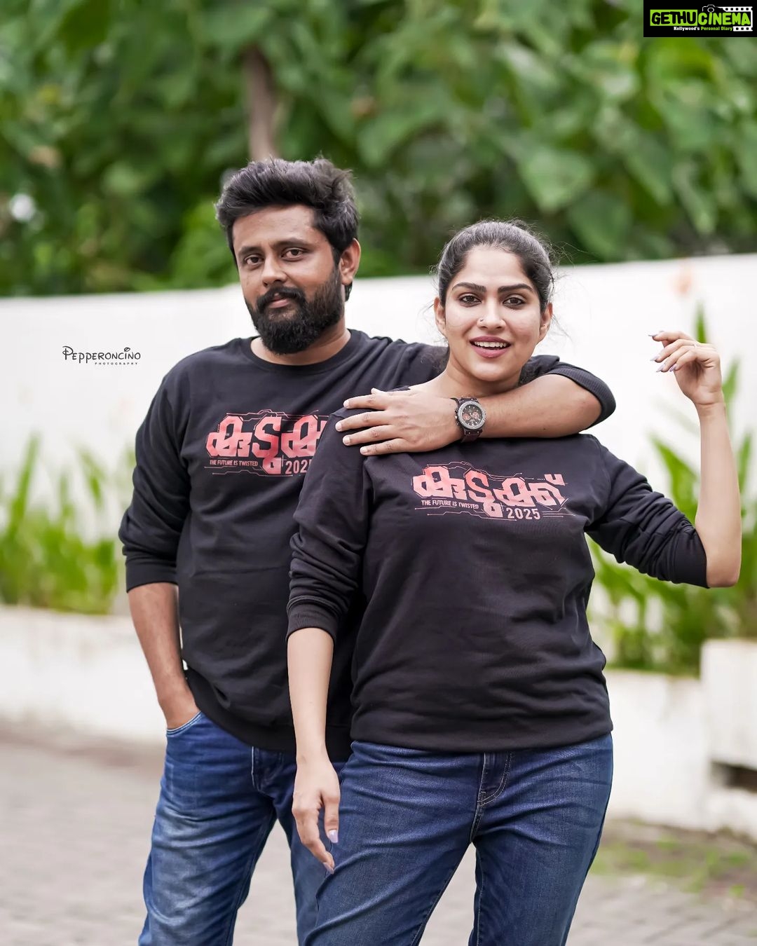 Swasika Instagram - കാത്തിരിപ്പുകൾക്ക് വിരാമം. വേറിട്ട ചലച്ചിത്ര അനുഭവം 'കുടുക്ക് 2025' മൂവി പ്രമോഷൻ ആരംഭിച്ചു.. കാത്തിരിക്കാം പുതിയ ആസ്വാദനത്തിന്റെ കുടുക്കഴിയാനായി.. My Privacy is my Right! Unlock from #kudukku2025 Kudukku T-Shirt from @zakers_clothing Associated by : @akhilog Photography : @beniveesjo@arun_manuel_ Marketing : @theninestock @kudukku2025_movie @bilahari_experiments @ram.mohan_ #kudukku2025 #malayalammovie #myprivacyismyright