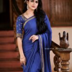 Swasika Instagram - Calmness amidst the Blues 💙 Styling @jaffarimaam Saree @shesdesigns Makeup @mukeshmuralimakeover Photo @nithinznith_photography_ Earrings @planetjewel #swasika #swasikavj #swasikamalayalamactress #swasikaactress #malayalamactress #bluesaree