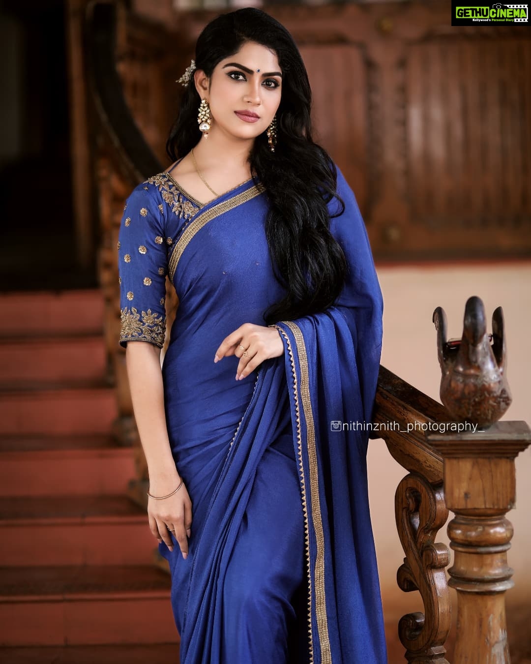 Swasika Instagram - Calmness amidst the Blues 💙 Styling @jaffarimaam Saree @shesdesigns Makeup @mukeshmuralimakeover Photo @nithinznith_photography_ Earrings @planetjewel #swasika #swasikavj #swasikamalayalamactress #swasikaactress #malayalamactress #bluesaree