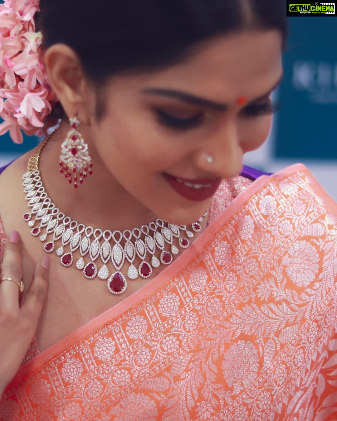 Swasika Instagram - Flaunting my favourites of @kirtilalsonline , alchemist collections. Happy to be a part of it . @jayanthiballal Stylist : @rashmimuraleedharan Costume : @malka_weddingcouture Photography: @vishnu Mua : @sajitha.kazmara Photography: @vishnu__photography___ Event Co-ordinator: @dalu_krishnadas #kirtilalsonline #kirtilal #swasika #inaugration