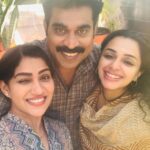 Swasika Instagram - Happy faces of 2022😍 First selfie of 2022 from the sets of Autorickshakarante bharya . @surajvenjaramoodu and @annaugustiine #firstselfie #autorickshakarantebharya #swasika #surajvenjaramoodu #annaugustine #shoottime