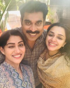 Swasika Instagram - Happy faces of 2022😍 First selfie of 2022 from the sets of Autorickshakarante bharya . @surajvenjaramoodu and @annaugustiine #firstselfie #autorickshakarantebharya #swasika #surajvenjaramoodu #annaugustine #shoottime