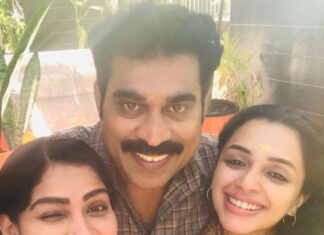 Swasika Instagram - Happy faces of 2022😍 First selfie of 2022 from the sets of Autorickshakarante bharya . @surajvenjaramoodu and @annaugustiine #firstselfie #autorickshakarantebharya #swasika #surajvenjaramoodu #annaugustine #shoottime