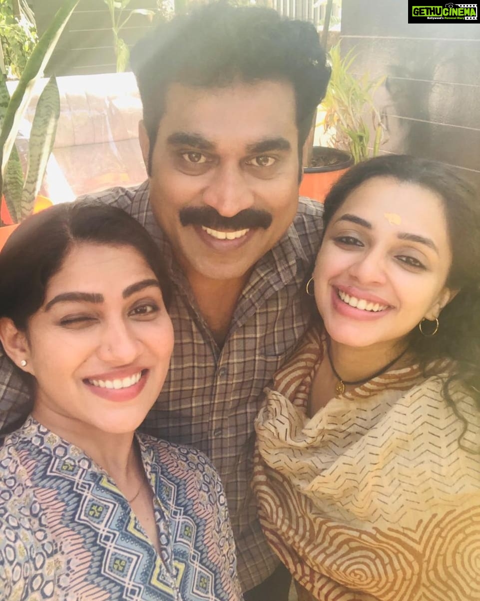 Swasika Instagram - Happy faces of 2022π First selfie of 2022 from the sets of Autorickshakarante bharya . @surajvenjaramoodu and @annaugustiine #firstselfie #autorickshakarantebharya #swasika #surajvenjaramoodu #annaugustine #shoottime