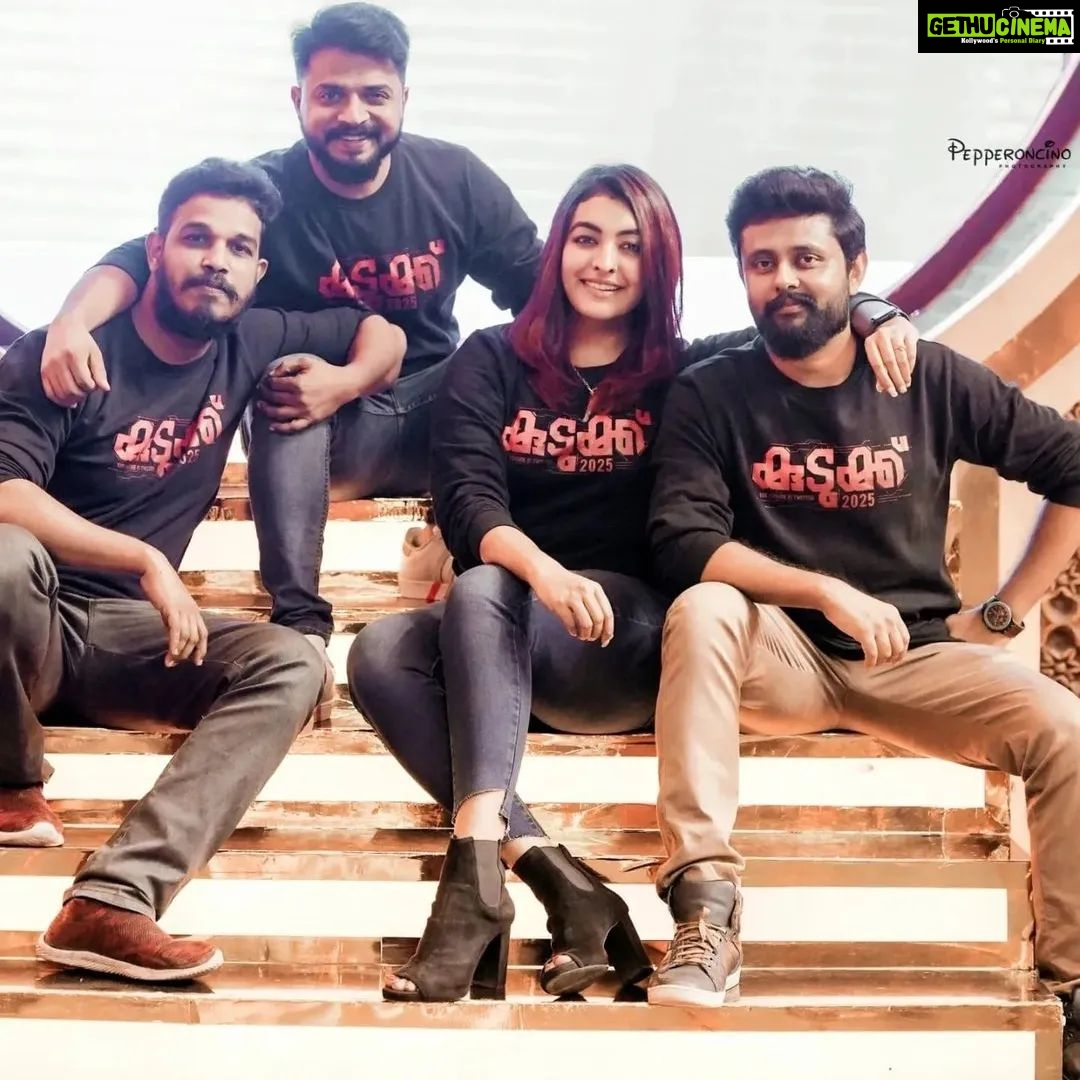 Swasika Instagram - കാത്തിരിപ്പുകൾക്ക് വിരാമം. വേറിട്ട ചലച്ചിത്ര അനുഭവം 'കുടുക്ക് 2025' മൂവി പ്രമോഷൻ ആരംഭിച്ചു.. കാത്തിരിക്കാം പുതിയ ആസ്വാദനത്തിന്റെ കുടുക്കഴിയാനായി.. My Privacy is my Right! Unlock from #kudukku2025 Kudukku T-Shirt from @zakers_clothing Associated by : @akhilog Photography : @beniveesjo@arun_manuel_ Marketing : @theninestock @kudukku2025_movie @bilahari_experiments @s.v.krishnasankar @ram.mohan_ @durgakrishnaartist @shinetomchacko_official @ajuvarghese #kudukku2025 #malayalammovie #myprivacyismyright