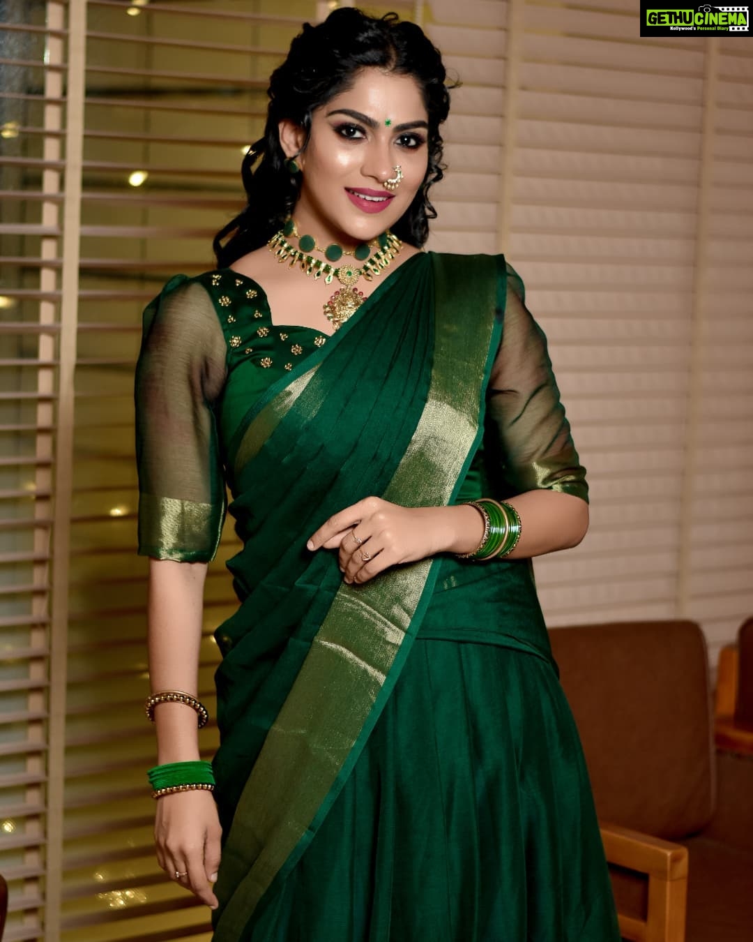 Swasika Instagram - Greens are always for the fresh start and here is my adieu to this year and all styled up to welcome the new year ! Happy New Year 🥰 Makeup : @abilashchickumakeupartist Costume : @aalaadesigners Styling : @nithinju Choker and Stud : @kaya_online_ Photography: @dulkifil_photography #swasikavj #swasika #greenlove #happynewyear