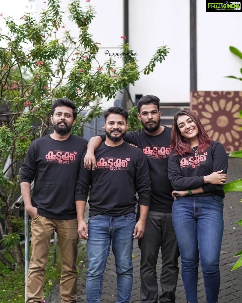 Swasika Instagram - കാത്തിരിപ്പുകൾക്ക് വിരാമം. വേറിട്ട ചലച്ചിത്ര അനുഭവം 'കുടുക്ക് 2025' മൂവി പ്രമോഷൻ ആരംഭിച്ചു.. കാത്തിരിക്കാം പുതിയ ആസ്വാദനത്തിന്റെ കുടുക്കഴിയാനായി.. My Privacy is my Right! Unlock from #kudukku2025 Kudukku T-Shirt from @zakers_clothing Associated by : @akhilog Photography : @beniveesjo@arun_manuel_ Marketing : @theninestock @kudukku2025_movie @bilahari_experiments @s.v.krishnasankar @ram.mohan_ #kudukku2025 #malayalammovie #myprivacyismyright