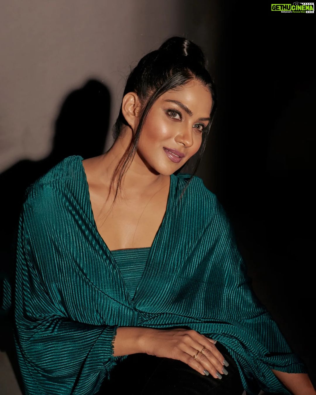 Swasika Instagram - Let's Begin the Game ! #chathuram_square MUA : @vikas.vks.makeupartist Photography : @its_gireesh Production: @maxxocreative Styling : @sanliya_sabu Studio : @studio_maxxo Photography Assistants : @vishnu__photography___ @rizwanmechoth Makeup assistant @nikhil_vks Spl thanks to : @huwais.majeed #chathuram_square #photoshoot #swasikavj #chathurampromotions
